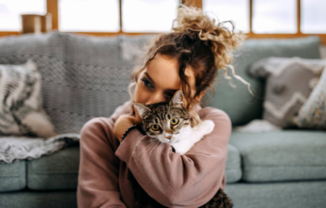 Woman’s bonding in a cat-friendly house